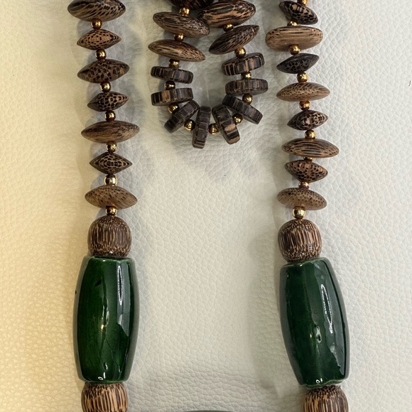 Huge safari look necklace with wood and three intriguing hunter green pieces - Picture 9 of 16
